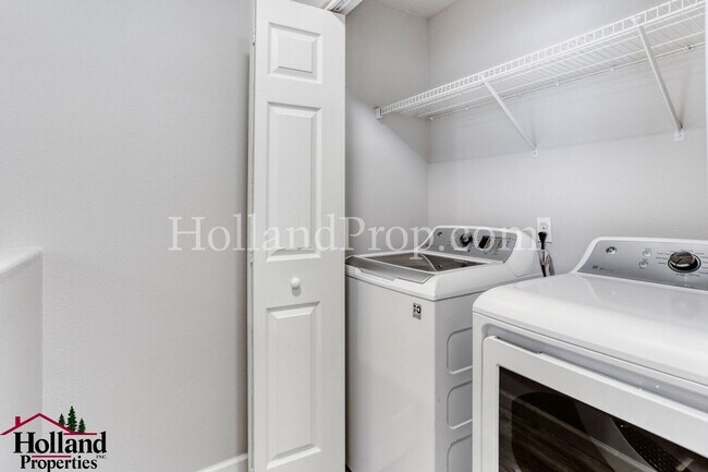 Building Photo - Beautiful 3-Level Hillsboro Townhouse in Quiet Cul-de-sac!