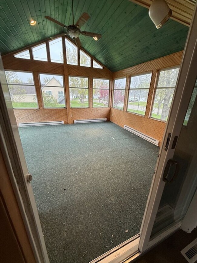 Building Photo - Large 5 bedroom home with updates in quiet neighborhood