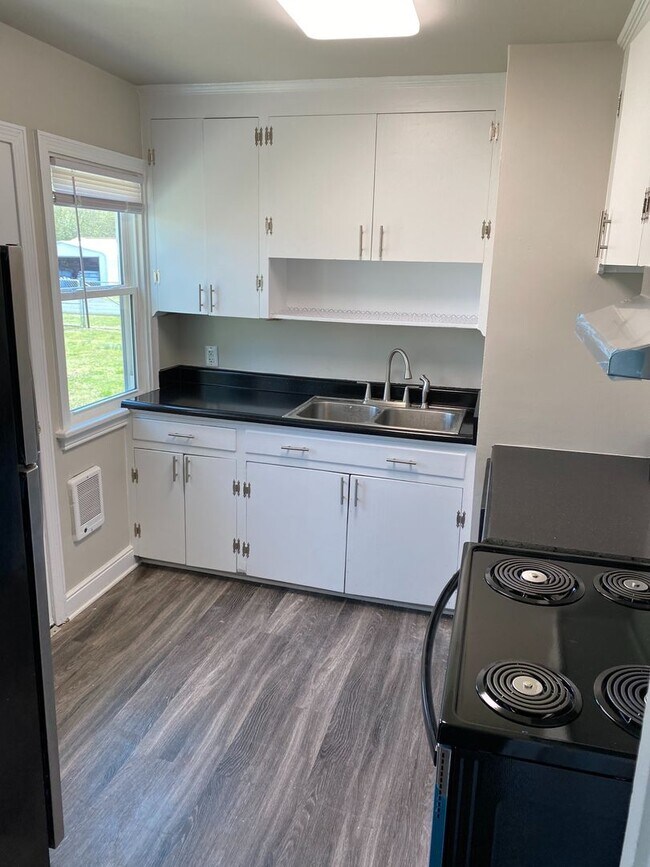Building Photo - Just Renovated w/ large yard