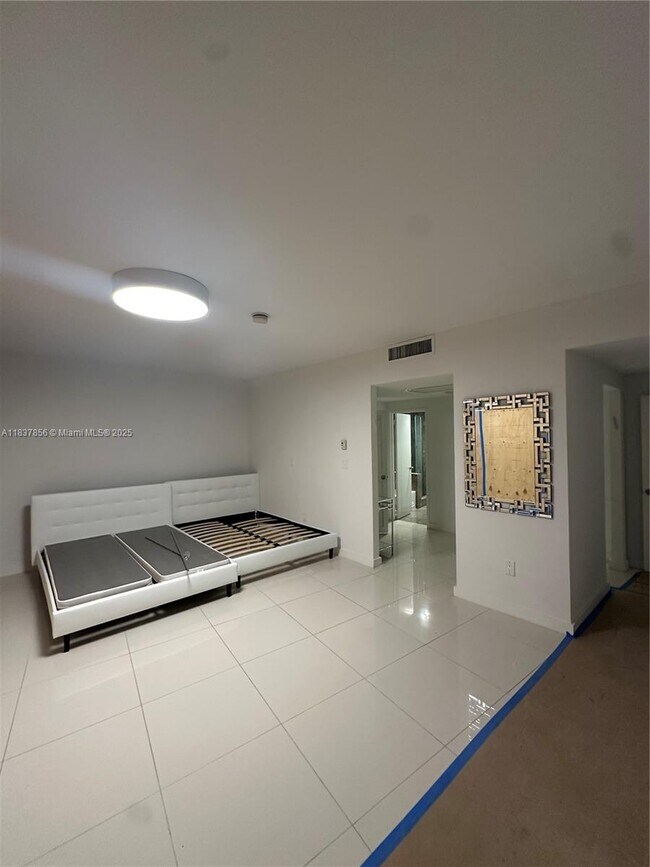 Building Photo - 5255 Collins Ave