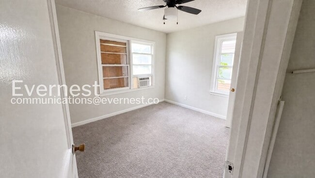 Building Photo - Cozy 2 Bed / 1 Bath Home / Pet-Friendly / Vouchers Accepted / Available Now!