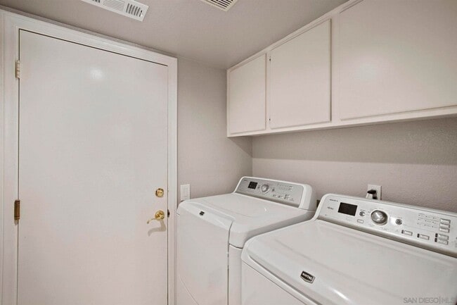 Building Photo - 4 Bed/2.5 Bath Home in Poway. Open Floor Plan, AC/Heat, W/D + Laundry Room and 3 Car Garage!