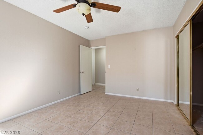 Building Photo - 4561 Paseo El Rio Dr