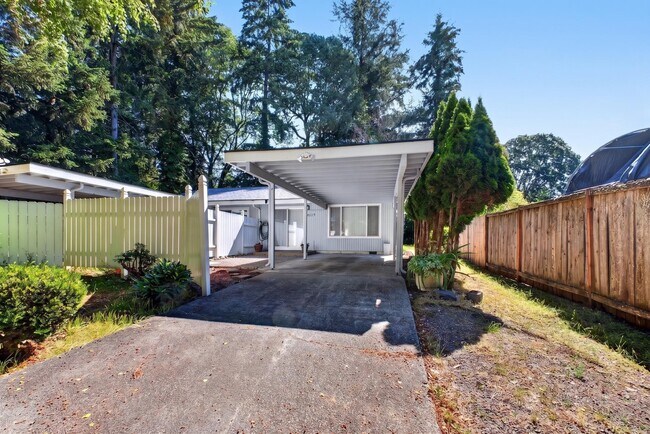 Building Photo - Newly Renovated 2 Bedroom / 1 Bathroom Duplex in Lakewood