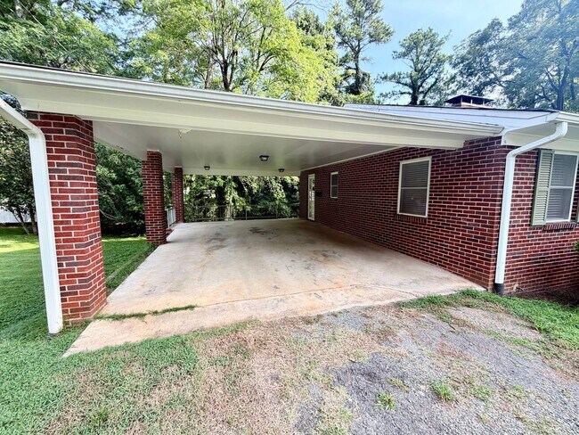 Building Photo - 614 Walker St