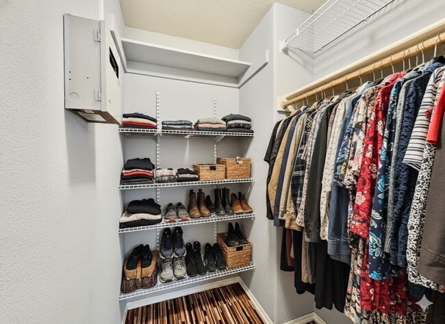 Building Photo - Spacious SW Tigard Retreat with Entertainer’s Backyard & Modern Chef’s Kitchen