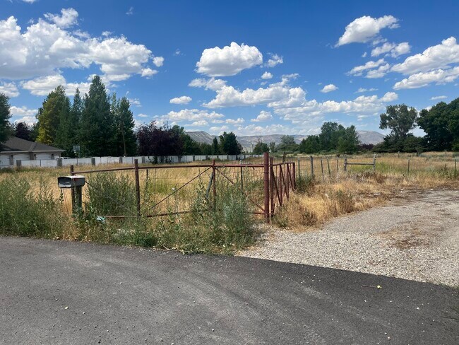 Building Photo - 598 N 300 W