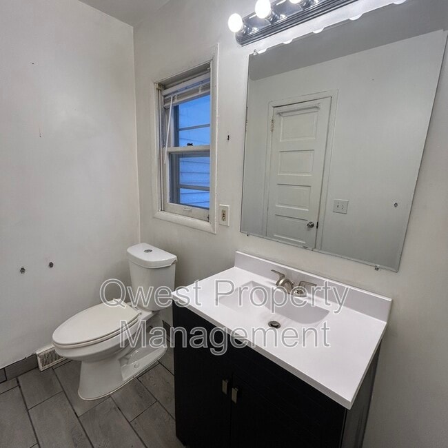 Building Photo - 537 Eastern Ave NE