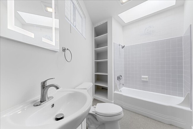 Building Photo - 1739 Washington Way