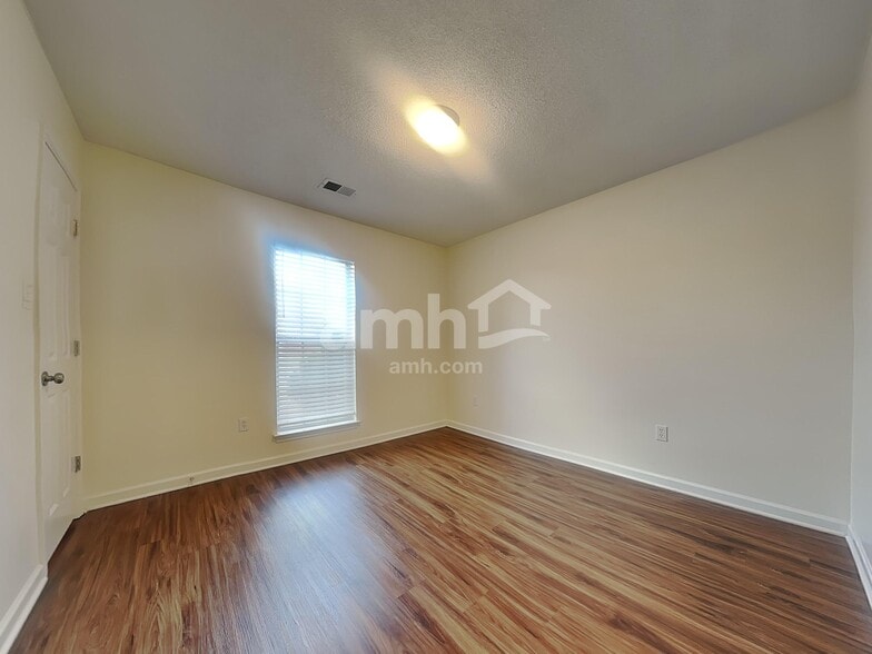 Building Photo - 2605 Hunters Pointe Dr