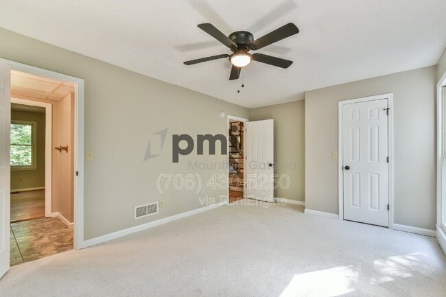 Building Photo - 135 Beacon Hl Dr
