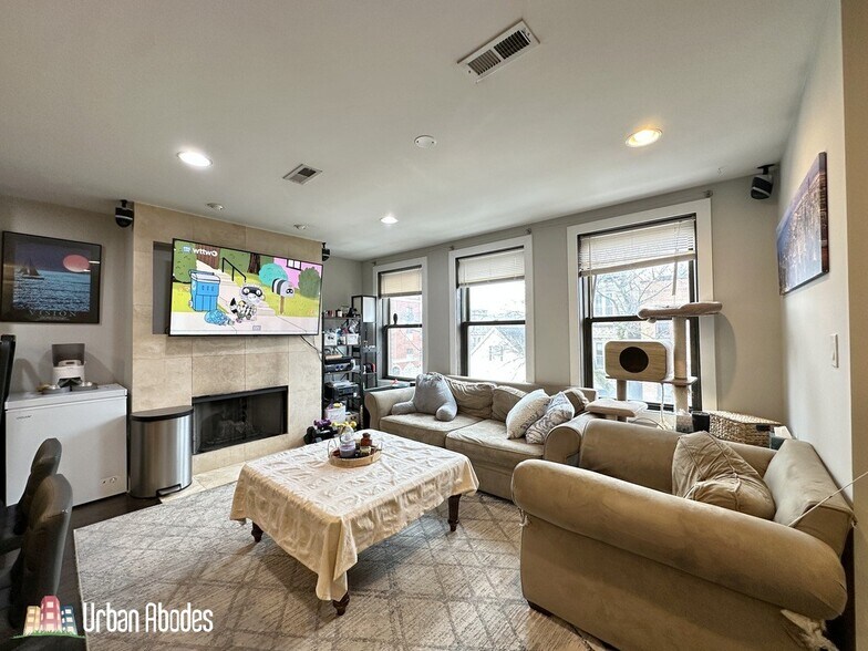 Building Photo - 907 N Damen Ave