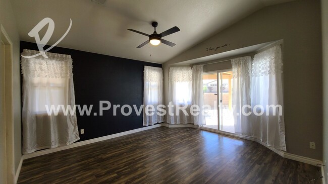 Building Photo - 3 Bedroom 2 Bath Hesperia Home with a bonu...