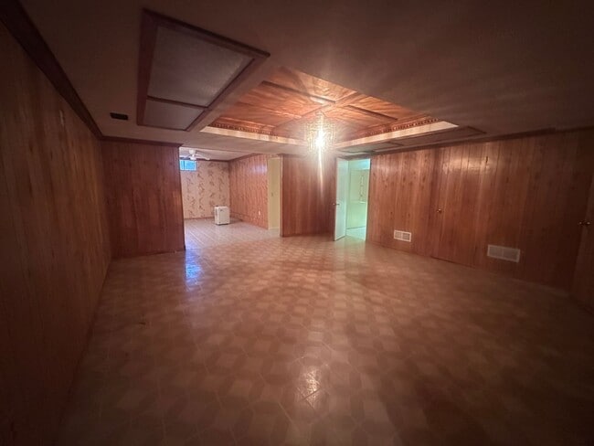 Building Photo - 1002 Juniper Springs Dr