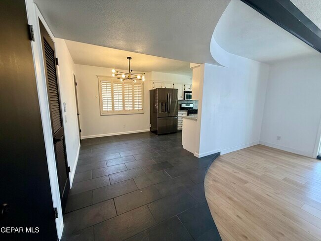 Building Photo - 1649 Lomaland Dr