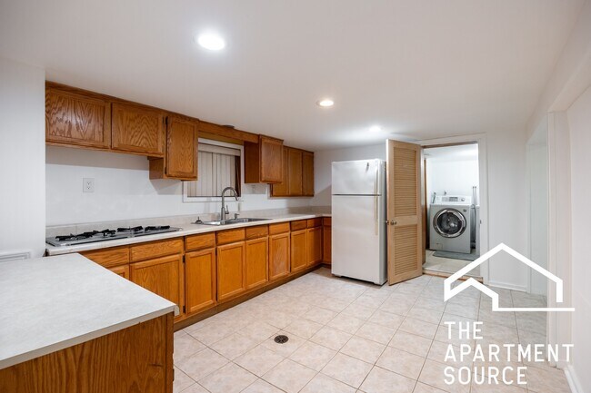 Building Photo - 2305 N Melvina Ave