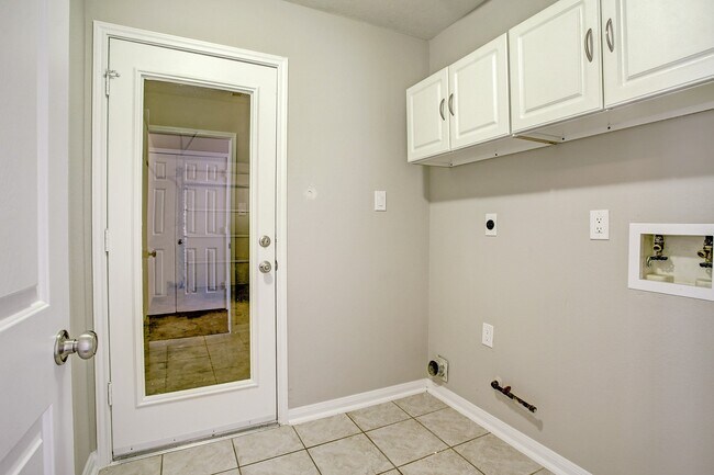 Building Photo - 6506 Larissa Cir