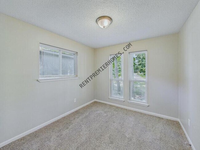 Building Photo - 802 Towering Oaks Dr
