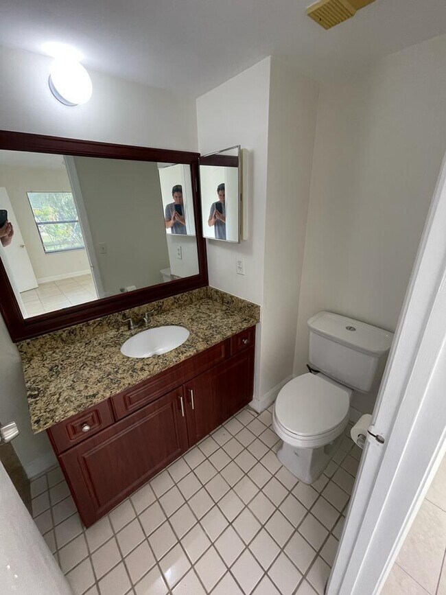 Building Photo - 6844 Palmetto Cir S