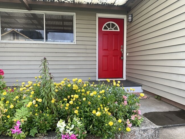 Building Photo - Pet-Friendly 3/2 Home Has A Spacious Layout & Recent Renovations Throughout!