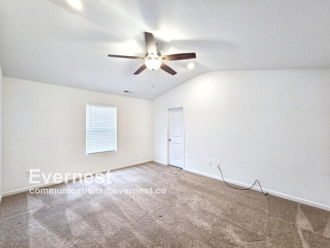 Building Photo - Spacious 3 Bed, 2.5 Bath Home with Attached Garage / Pet-Friendly / Vouchers Accepted / Available...