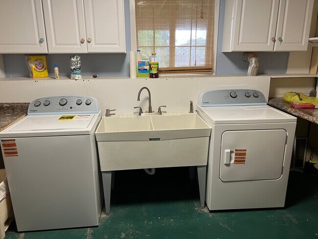 Building Photo - 305 Dolores Cir