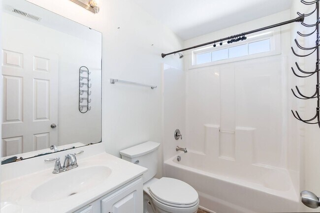 Building Photo - Beautiful 3-Bedroom Single Family Home wit...