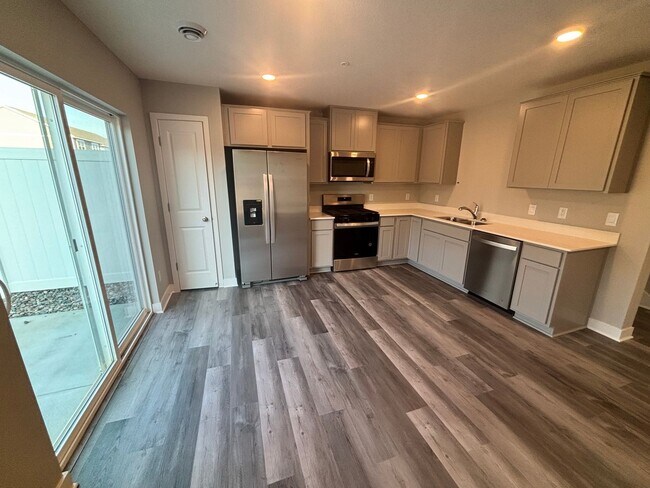 Building Photo - Beautiful Newer 3Br Woodbury Townhome