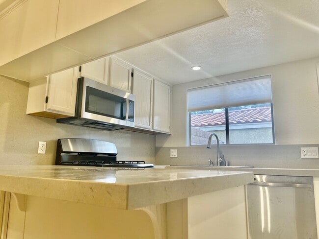Building Photo - Fully Renovated 3-Bedroom Townhome in Gate...