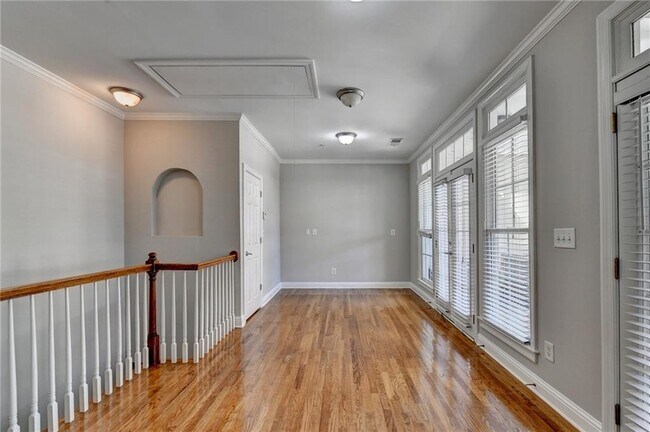 Building Photo - 813 Clifton Heights Ln NE