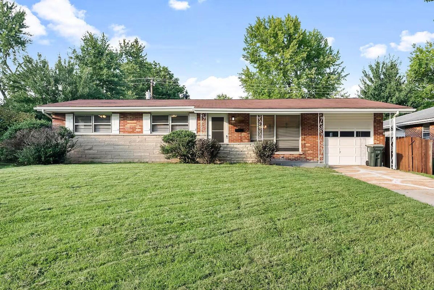 Building Photo - 814 Holiday Ave