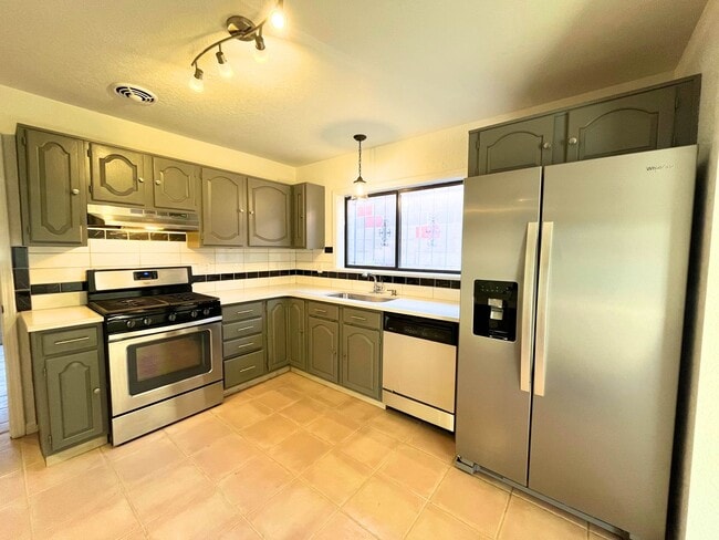 Building Photo - Spacious 3 Bedroom 2 Bathroom Home In The NE!