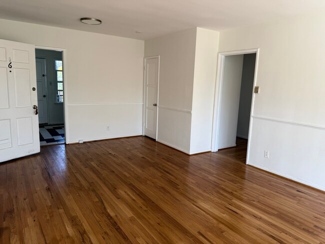 Building Photo - 408 N Doheny Dr