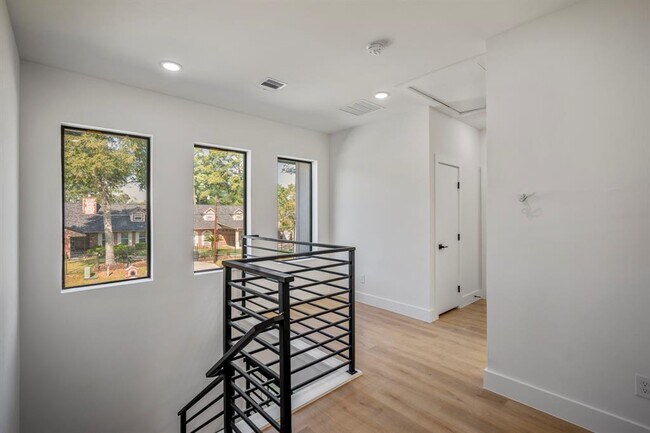 Building Photo - 10728 Twin Oak Dr