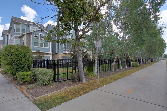 Building Photo - 736 Nicholson St