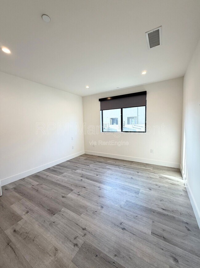 Building Photo - 5923 Laurel Canyon Blvd