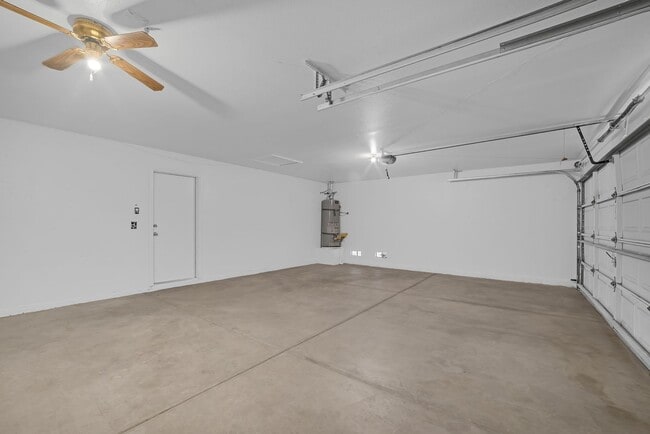 Building Photo - MOVE-IN READY SINGLE-STORY 4-BEDROOM 3-CAR GARAGE HOME IN HENDERSON!