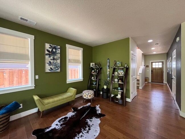 Building Photo - Beautiful 4Bd + 2Ba With Gorgeous Green Vi...
