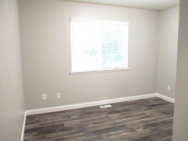 Building Photo - Beautiful 3 Bedroom, 1.75 Bathroom Welling...