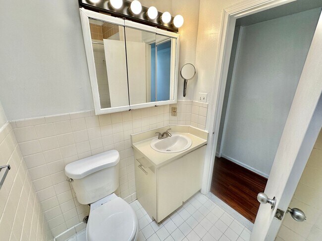 Building Photo - 2052 -Loukas