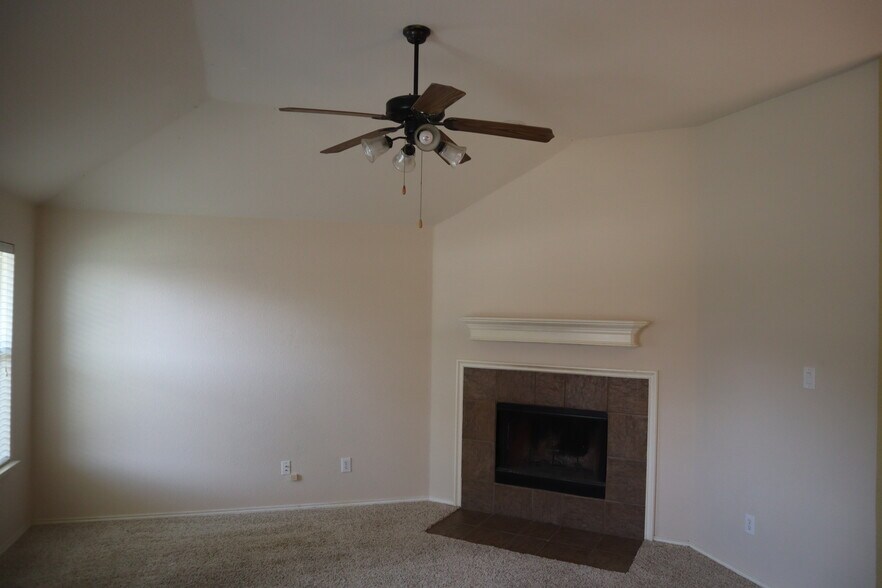 Building Photo - 1000 Warbler Ln