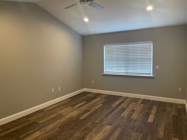 Building Photo - Great Location and No Lawn Work!