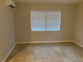 Building Photo - 1811 NE 56th St