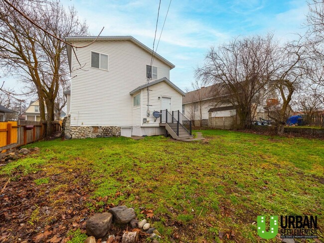 Building Photo - Downtown home for rent.