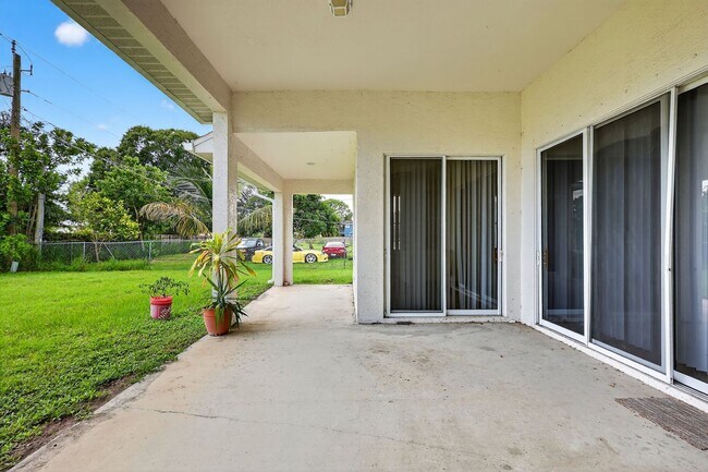 Building Photo - Large and Clean home on a corner lot. 3 Be...
