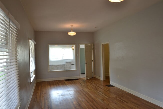 Building Photo - 821 N Walnut St