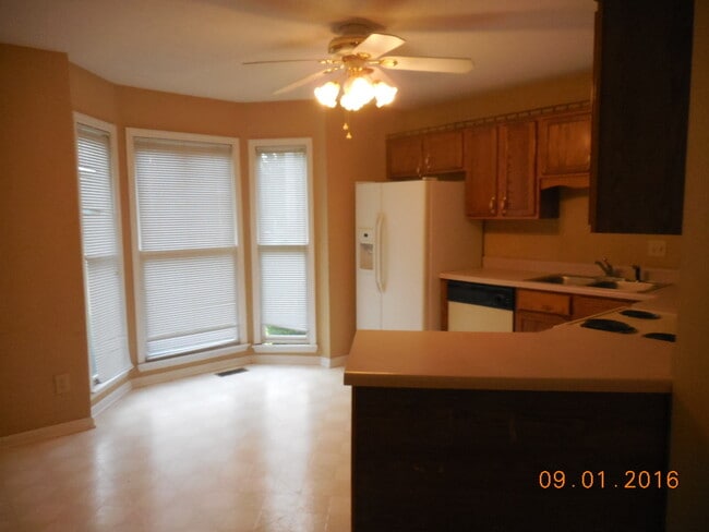 Building Photo - 3 Bedroom 2 Bath Home For Rent in Sango Area!