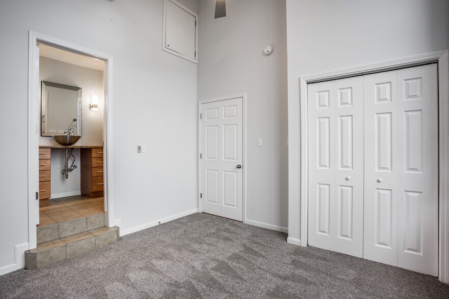 Building Photo - 611 N Park Ave
