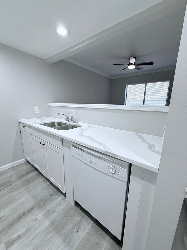 Building Photo - Renovated townhome in Great Alpharetta location