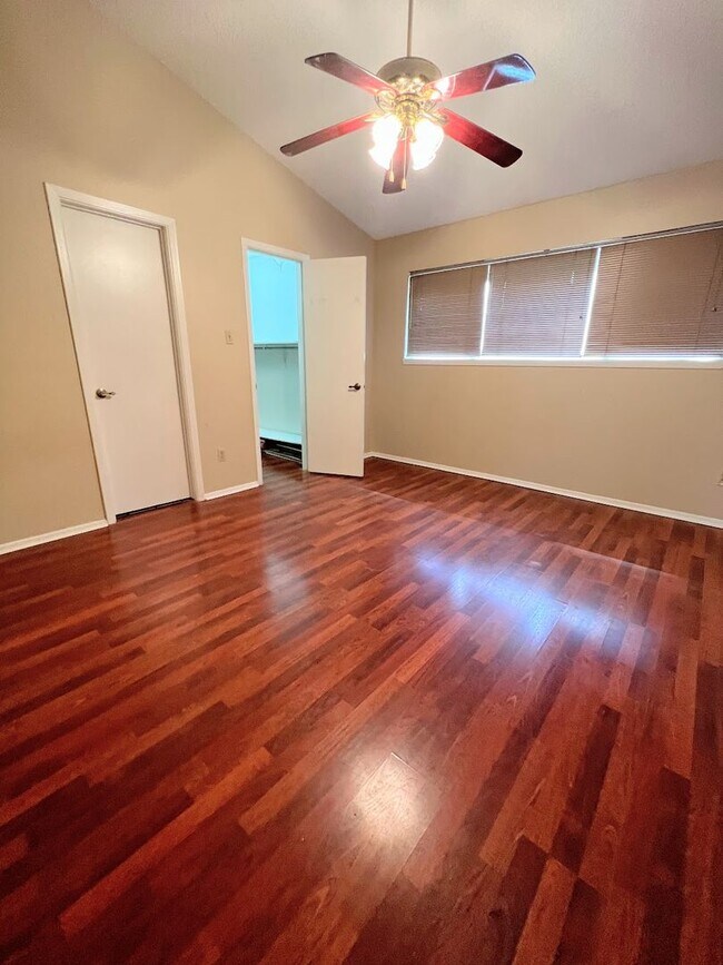 Building Photo - Croix 325 -  2 Bed 1 bath - $1450